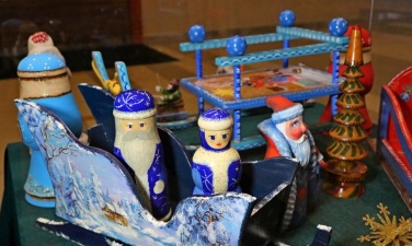 «Дед Мороз спешит на елку». В Историческом парке открылась выставка деревянных игрушек