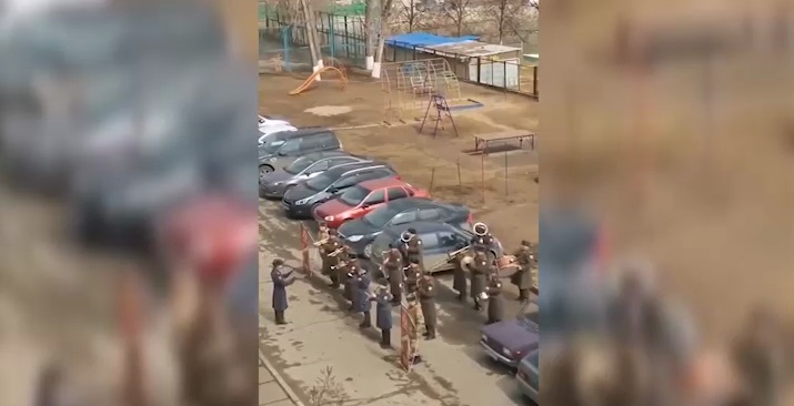 Военный оркестр поздравил ветерана и порадовал детсадовцев
