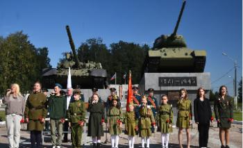 Ветераны-танкисты принимают поздравления 