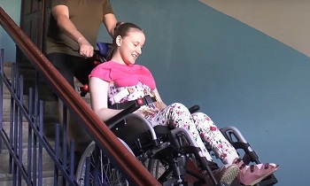 Юной жительнице Волхова подарили реабилитационный лестничный подъемник