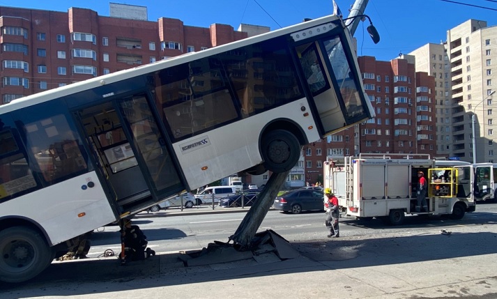 В результате ДТП пассажирский автобус залез на столб