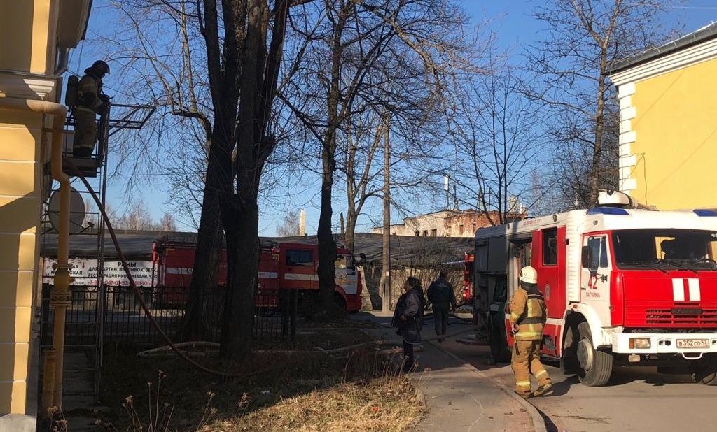 Пожарные спасли 10 человек из горящего дома в Гатчине