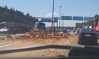 Грузовик завалил кирпичами кольцевую автодорогу в Петербурге 