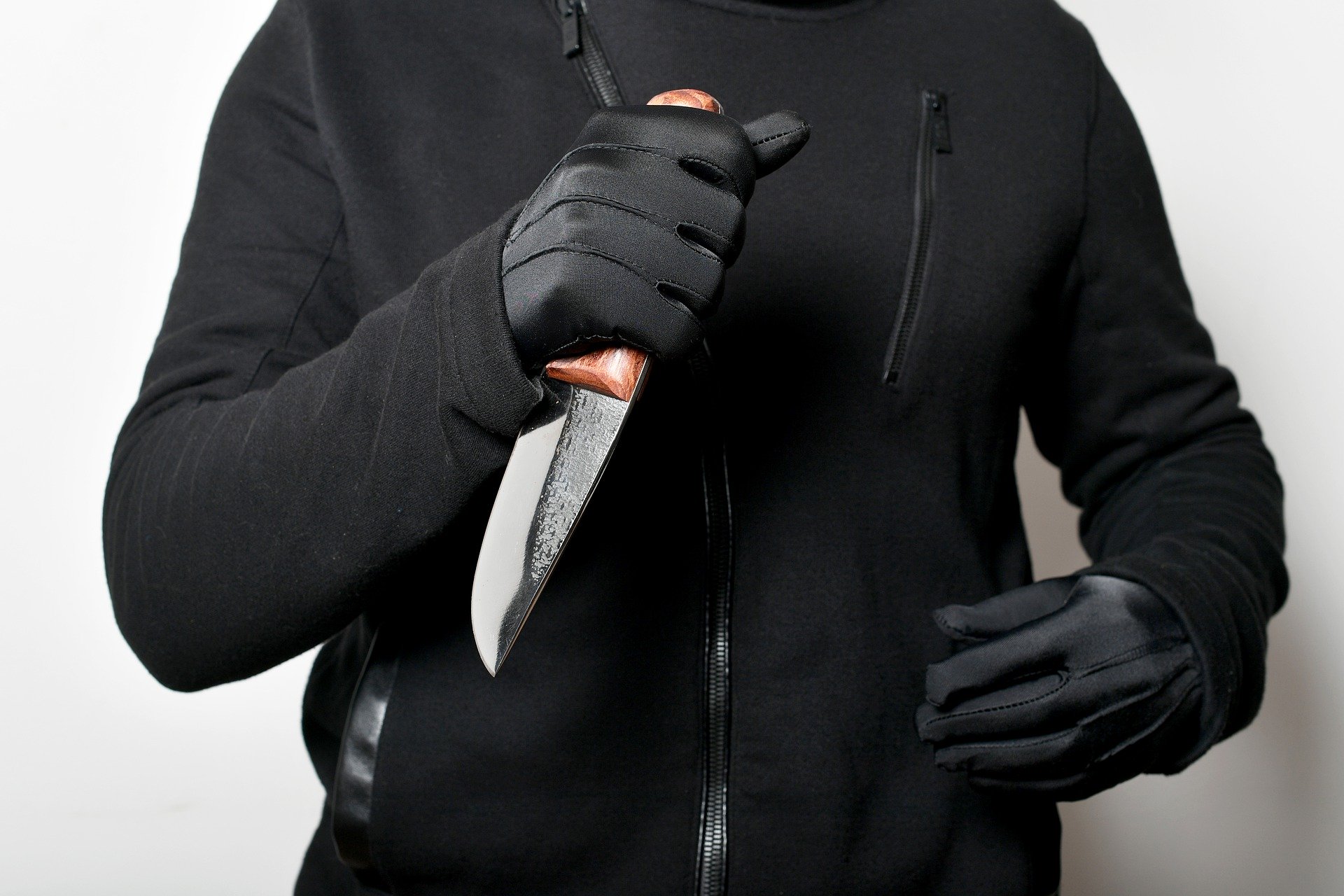 Грабитель с ножом украл телефон из салона связи
