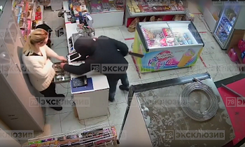 ВИДЕО: вооруженный мужчина ограбил магазин в Шушарах на 15 тысяч рублей