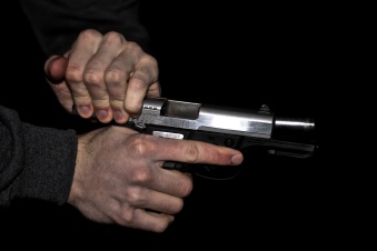 Судимый житель Янино-1 с оружием защищал гараж от сноса