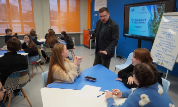 Кингисеппские школьники и студенты встретились с журналистом региональной газеты