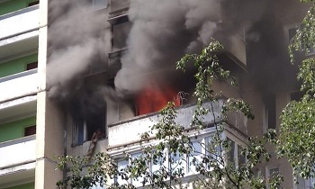 Двенадцать огнеборцев тушили пожар в доме на проспекте Наставников 