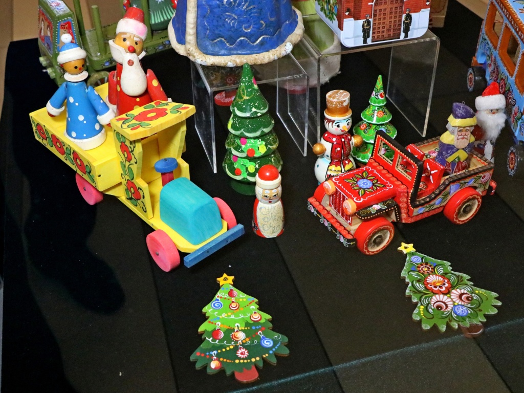 «Дед Мороз спешит на елку». В Историческом парке открылась выставка деревянных игрушек1.JPG